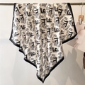 Elegante foulard in seta twill 90cm con motivi di lettere astratte nere e bordo a contrasto - Nero