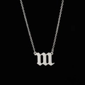 Gros plan du pendentif lettre M en argent gothique avec une fine chaîne à maillons - 111(XT111S)