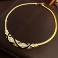 Vintage Gold Schlangenkette mit schwarz-weißem Emaille-Anhänger und Diamanten - Gold