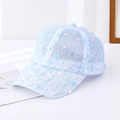 Detail van de lichtblauwe mesh baseballpet met 3D-bloemen en glinsterende lovertjes - L (58-60cm) / Blauw