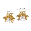 Pendientes de abeja bañados en oro 18K con perla de 0,7cm y alas troqueladas - Estilo de Perla de Abeja Hueca (NB-E1383)