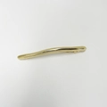 Detailaufnahme der gewellten goldfarbenen Metall-Haarspange mit glänzendem Finish und Design - Große Gold-Ausführung