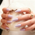 Faux ongles amande violet clair brillant tenant une tasse en forme de champignon - Lavande Violet Clair (AW298)