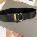 Détail d'une boucle vintage en bronze en forme de D sur une large ceinture noire élastique - Style Rivet en D Noir