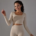 Detalle del conjunto deportivo beige sin costuras con top corto de cuello cuadrado y leggings - Beige