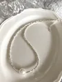 Macro-detail van S925 sterling zilveren ketting met een glanzende witte parelhanger - Witte Parel