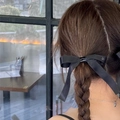 Eleganter schwarzer Satin-Haargummi mit Schleife für geflochtene Frisuren und Damen - Große Haarspange / Schwarz