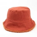 Detalle de gorro de pana naranja óxido con ribete grueso de lana de cordero sintética - M (56-58cm) / Caramelo
