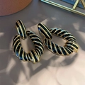 Boucles d'oreilles créoles ovales dorées 18 carats avec rayures zébrées en émail noir - Noir