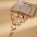 Detail-Set aus goldener Halskette und Ohrringen mit großen weißen ovalen Perlen - 2-teiliges Set (Halskette + Ohrringe) / Weiß