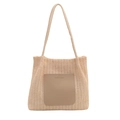 Große beige geflochtene Strohtasche mit Schultergurten und modischem Leder-Patch-Detail - Gebrochenes Weiß
