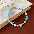 Dettaglio della collana fatta a mano con acquamarina e perle con chiusura dorata su libro - Bracciale - Oro