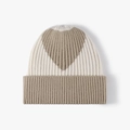 Bonnet d'hiver en tricot bicolore crème et taupe avec motif de grand cœur détaillé - Kaki