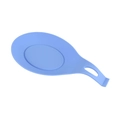 Poggiamestolo in silicone azzurro con foro per appendere su sfondo bianco pulito - Blu