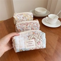 Tre borse cosmetiche trapuntate in cotone a fiori su un tavolo di legno in stile rustico - Blu Floreale Imbottito
