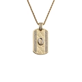 Détail du pendentif plaque militaire dorée avec texture et lettre O en zircons - Pendentif Lettre O-Chaîne 60CM