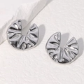 Minimalistische silberne Titanstahlohrringe mit unregelmäßiger Fächerform und Wellen - Stahlfarbe