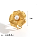 Orecchini a fiore 3D dorati con perla bianca, diametro 29mm e peso di 8,8g - Anello a Fiore con Perla e Motivo a Raggiera Dorato (TR60428)