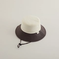 Dettaglio del cappello da sole bicolore con cuciture rinforzate e cordino antivento - 2-5 Anni / Marrone