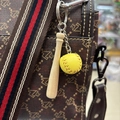 Llavero de mini bate de béisbol de madera y pelota de softball amarilla en un bolso - Bate Largo 7.5CM/Pelota Amarillo Claro