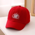 Dettaglio del cappellino rosso per bambini con ricamo Good Vibes e cotone traspirante - 54cm (3-8 anni) / Rosso