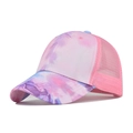 Dettaglio del cappellino tie-dye viola e blu con rete rosa traspirante sul retro - Regolabile / Rosa Tie-dye Mesh
