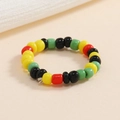 Anello elastico con perline colorate rosse gialle verdi e nere in stile etnico moderno - Multicolore Etnico