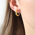 Dettaglio di orecchini a cerchio bicolore minimalisti in oro e argento lucido - Oro e Argento-2.0cm