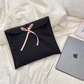 Dettaglio della custodia imbottita nera per tablet con un fiocco di nastro rosa su letto - 11" / Nero