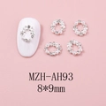 Détail macro d'une déco d'ongles couronne de Noël 8x9mm avec perles et strass sur base argent - Style Couronne Strass Blanc Base Argentée(AH93)