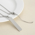 Dettaglio di un ciondolo rettangolare minimalista in acciaio inossidabile argento con chiusura - 8*42MM / Color Acciaio