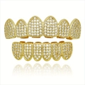 Detailopname van vergulde hiphop grillz set met sprankelende zirkonia stenen erop - Volledige Set / 6 Tanden/Met Vormstaaf / Goud