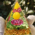 Resin pyramid decor with yellow sphere, green gravel, and golden foil accents - QK30 Yellow Ball / 6cm