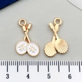 Pendentif raquette de tennis doré avec émail blanc pour la création de bijoux DIY - Raquette de Badminton Blanche (21735)
