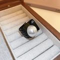Minimalistischer schwarzer Ring mit großer weißer Perle in einer Schmuckschatulle - Schwarze Perle Haarklammer