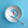 Detail von Kindergeschirr aus Bambusfaser mit blauem Cartoon-Seemannshund und Löffel - Kleines Segelboot