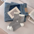 Weiße Crew-Socken mit schwarzen Streifen und rosa Hunde-Stickerei auf Stoffoberfläche - Einheitsgröße / Weiß mit schwarzen Streifen