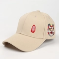 Dettaglio del berretto da baseball kaki con ricamo cinese rosso e motivo danza del leone - Regolabile / Cachi