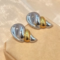 Orecchini a goccia d'acqua con contrasto oro e argento su espositore in velluto - Forma di Conchiglia a Goccia Oro Argento Bicolore