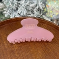 Dettaglio della molletta per capelli in acetato rosa con scritta dorata Barrette La France - Rosa Gelatina - Testa Rotonda 8 Denti