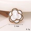 Dettaglio charm per scarpe a camelia da 2,4 cm con perla centrale e petali dorati - Stile Fibbia per Scarpe Trasparente / Stile Fiore Perla Smalto Bianco (C442)