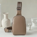 Sac de poitrine unisexe en similicuir kaki avec bandoulière réglable et détails en métal argent - Kaki