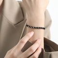Minimalistisches Armband mit schwarzen quadratischen Perlen und silbernen Trennern - Schwarzer Türkis Perlenstil (E500-钢色手链-15+5CM)