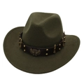 Détail d'un chapeau en feutre vert foncé avec bande en similicuir et insigne en métal rétro - Vert Armée (Décoration de Balle)