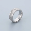 Polierter Ring aus Titanstahl mit Ziegeltextur und einzelnem Diamant-Akzent - US 8 / Stahlfarbe
