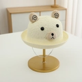 Détail d'un chapeau de paille pour enfant avec oreilles d'ours et broderie d'animaux - Chapeau Blanc Cassé