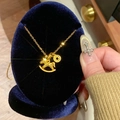 Collier avec pendentif cheval et pièce en plaqué or 24 carats sur support en velours - Style Cheval à Bascule Doré avec Pièce en Cuivre