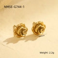 Macro shot showing 0.84cm gold rose stud earrings dimensions and 2.2g weight details - Gold Mini 3D Rose(G744-1)