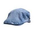 Detail van blauwe denim pet met vintage metalen zijgesp en keperstof textuur - Blauw