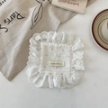 Détail d'un sous-verre en tissu blanc avec bordure en dentelle, cœurs roses et étiquette - Rose Mini Dessous de Verre